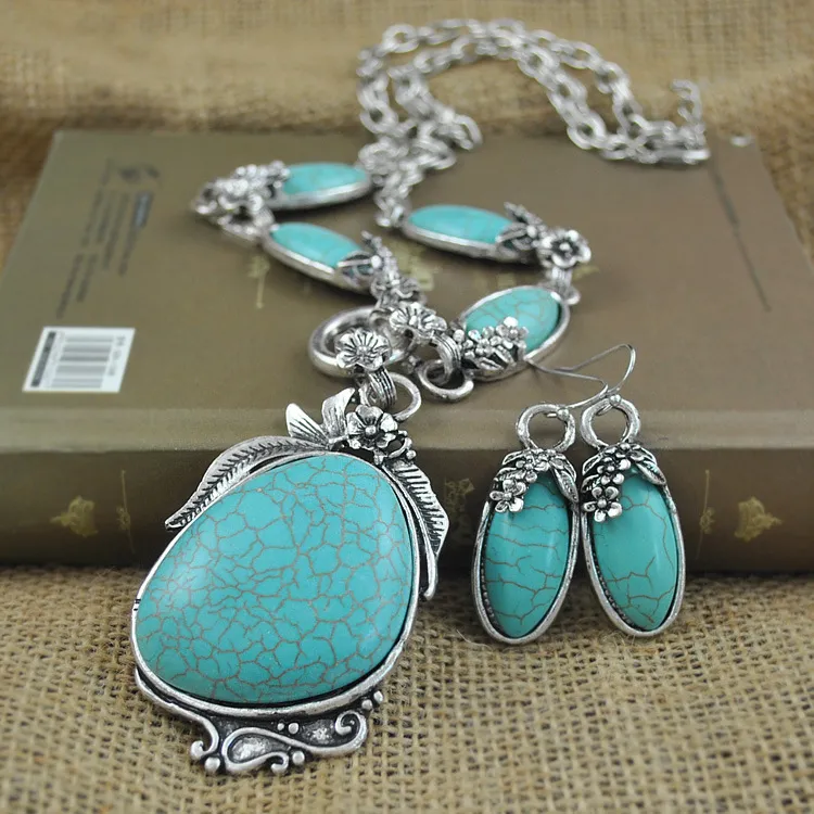 Ethnic style hand beaded turquoise necklace paired with autumn and winter long sweater 7