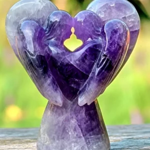 A purple amethyst crystal carved angel figur 9a1ed80d 82b2 431c 9e67 22a5d28f3453